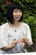 Choreografin Yoshie Shibahara im Interview im Cafe am Berlich Köln (© Thomas Brill)
